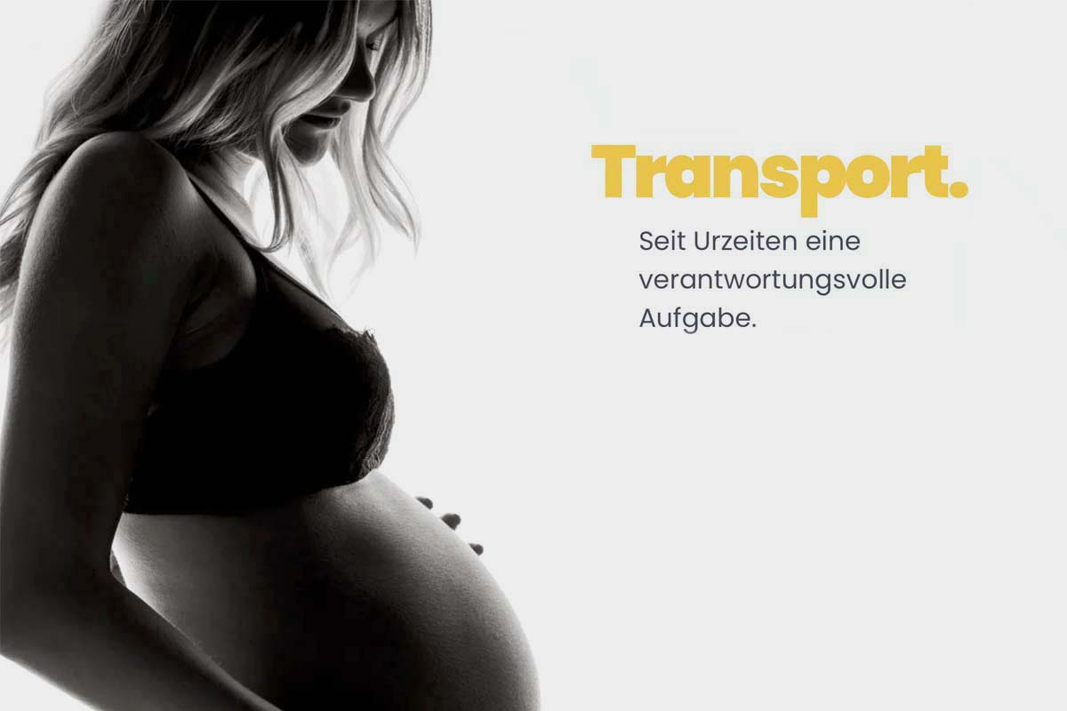 Schwangere Frau blickt an sich herunter