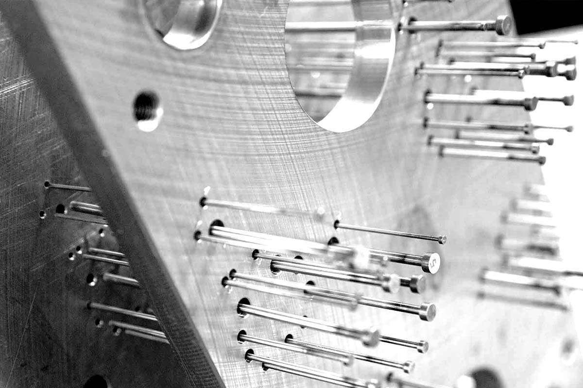 Platine mit Kontakten, ein Werkzeug zur Kunststofferstellung