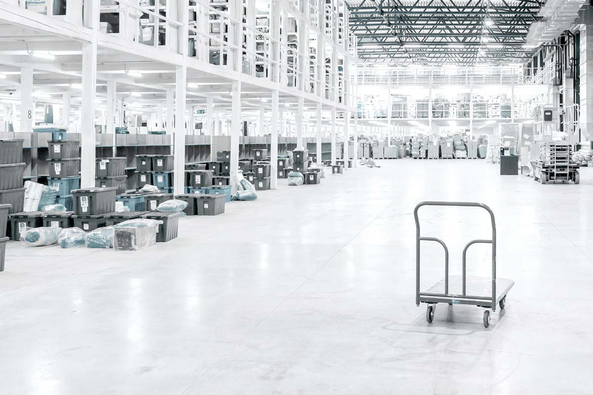 Sehr saubere Logistikhalle ohne jegliches Chaos