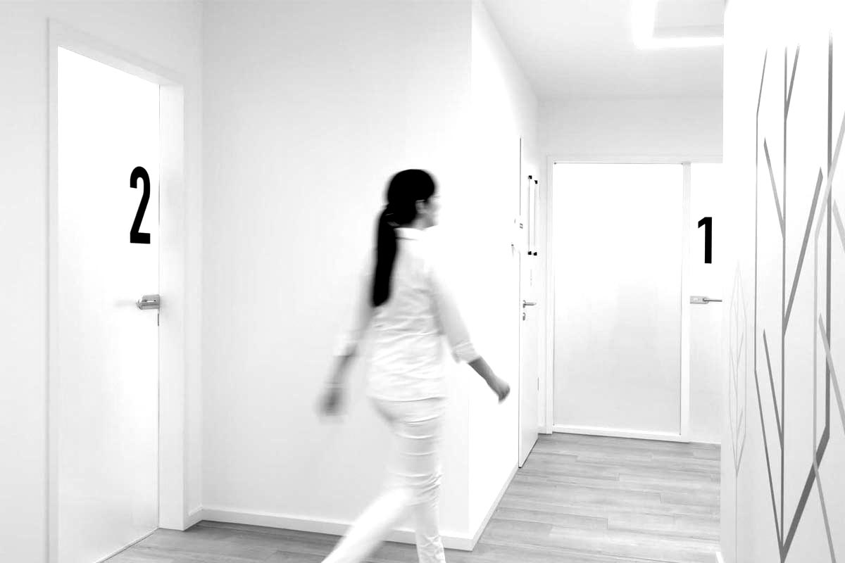 Kieferorthopädin Dr. Modjahedpour schreitet durch Ihre Praxis